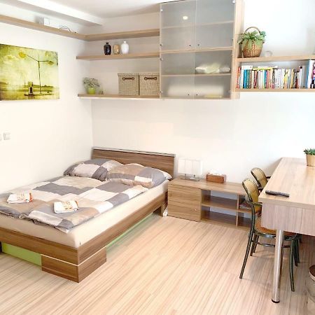 Krasny Apartman U Lesa, Trolejbus Do Centra A Bvv, Parkovani Zdarma Brno Dış mekan fotoğraf