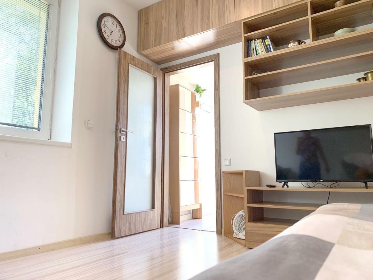 Krasny Apartman U Lesa, Trolejbus Do Centra A Bvv, Parkovani Zdarma Brno Dış mekan fotoğraf